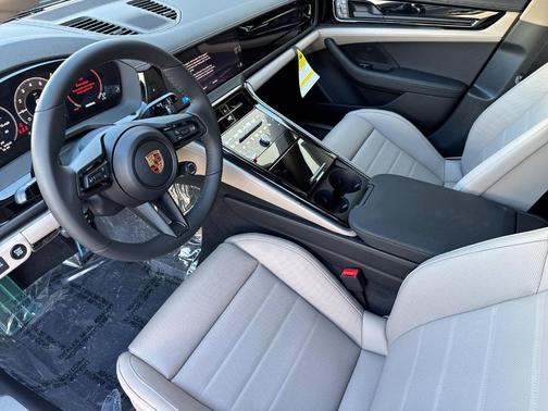 Gentian Blue Metallic 2026 Porsche Panamera 4