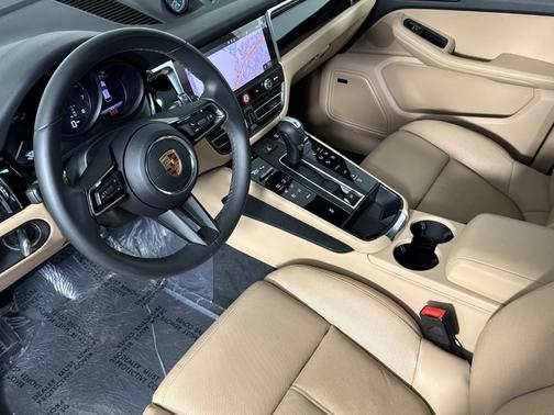 2024 Porsche Macan Base (PDK)