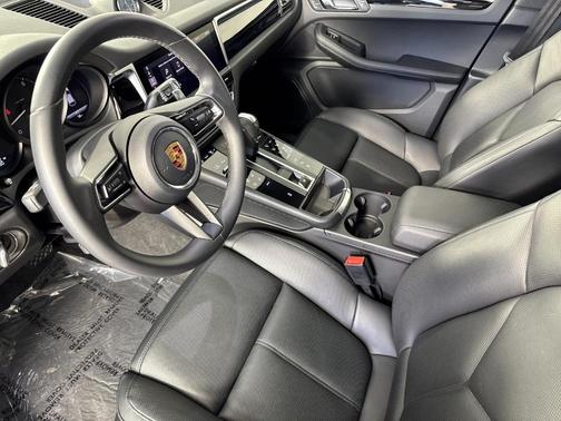2024 Porsche Macan Base (PDK)