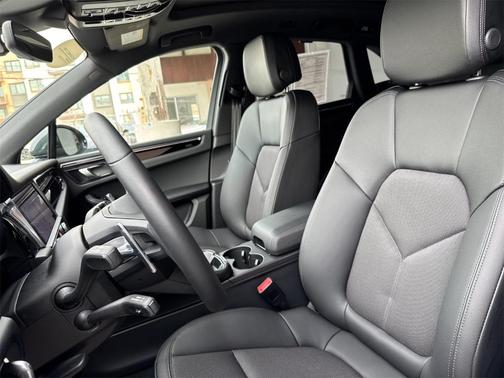 2025 Porsche Macan T