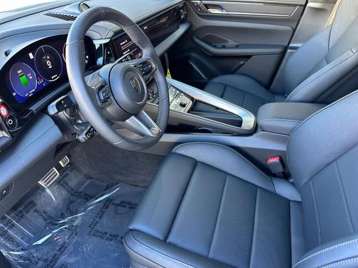 2025 Porsche Macan Turbo