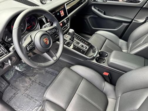 Gentian Blue Metallic 2026 Porsche Macan