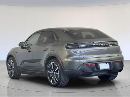 Aventurine Green Metallic 2026 Porsche Macan 4