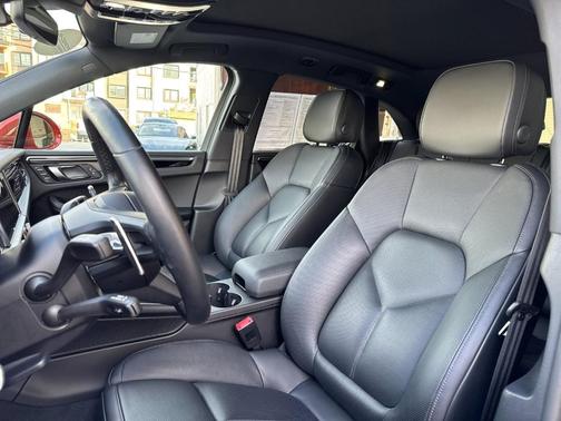 2024 Porsche Macan Base (PDK)