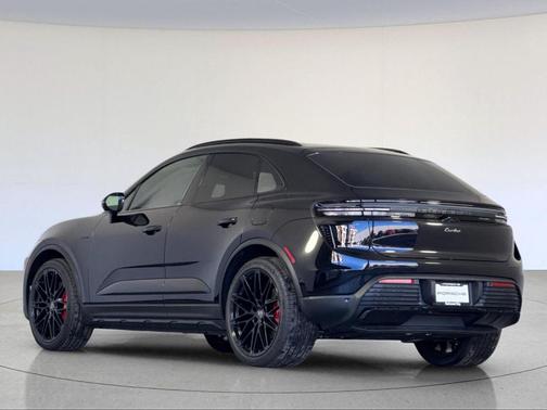 2025 Porsche Macan Turbo