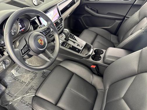 2024 Porsche Macan Base (PDK)