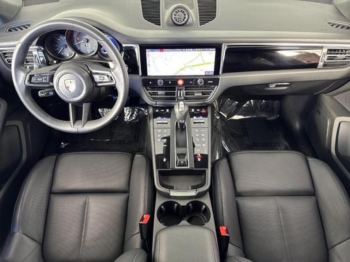 2024 Porsche Macan Base (PDK)