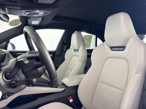 Aventurine Green Metallic 2024 Porsche Macan 4