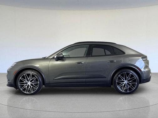 Aventurine Green Metallic 2024 Porsche Macan 4