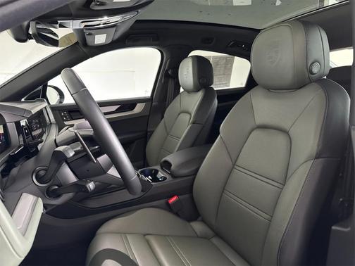 2025 Porsche Cayenne AWD