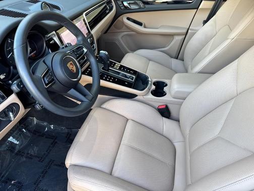 Volcano Grey Metallic 2025 Porsche Macan