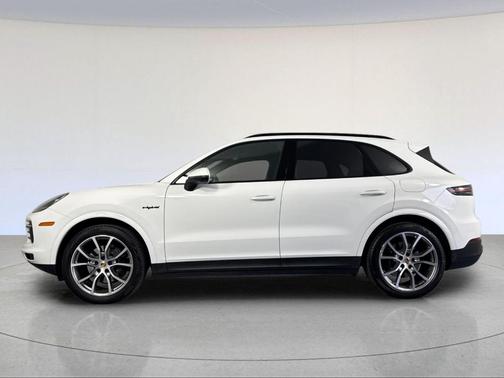 White 2022 Porsche Cayenne