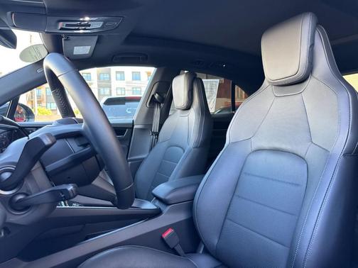 Jet Black Metallic 2025 Porsche Macan Base
