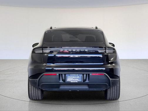 Jet Black Metallic 2025 Porsche Macan Base