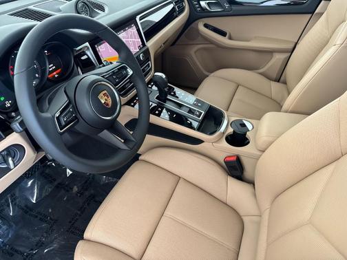 Gentian Blue Metallic 2026 Porsche Macan Base