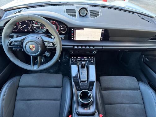 2022 Porsche 911 Carrera 4 GTS
