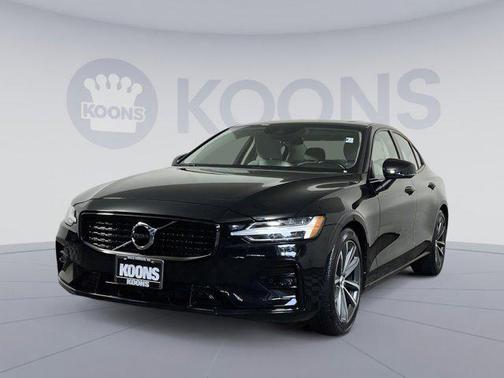2022 Volvo S60 T5 Momentum