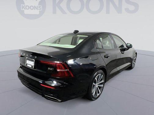 2022 Volvo S60 T5 Momentum
