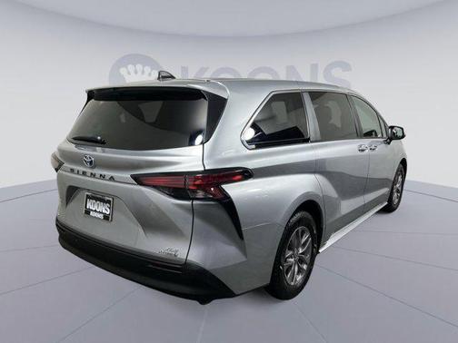 2021 Toyota Sienna XLE 7 Passenger