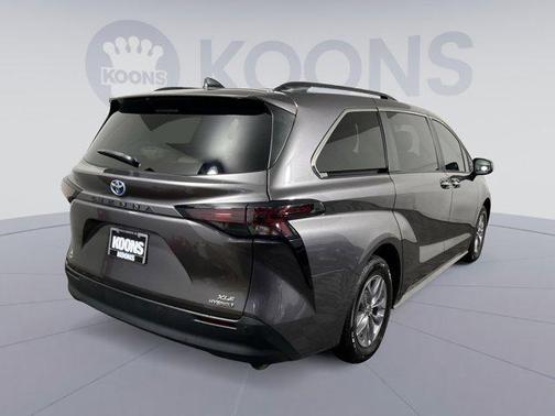 2023 Toyota Sienna XLE 8 Passenger