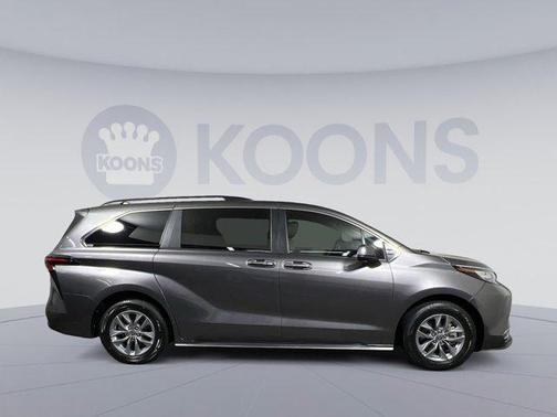 2023 Toyota Sienna XLE 8 Passenger