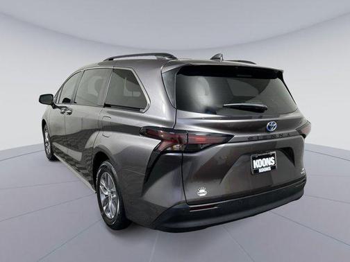 2023 Toyota Sienna XLE 8 Passenger