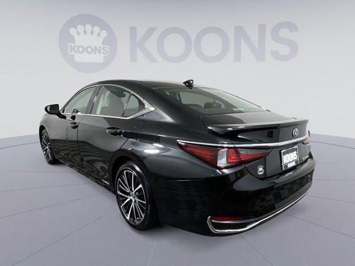 2022 Lexus ES 300h Base