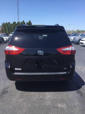 Midnight Black Metallic 2017 Toyota Sienna XLE