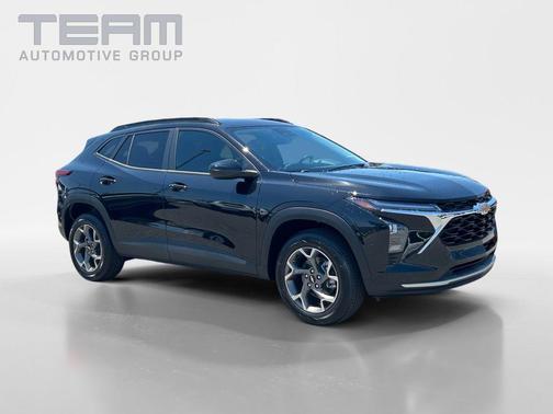 Mosaic Black Metallic 2026 Chevrolet Trax LT