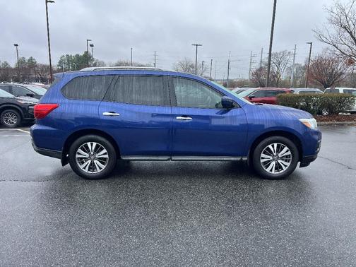 2017 Nissan Pathfinder SL