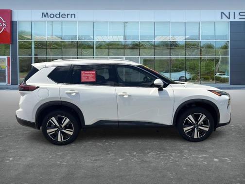 Everest White P 2025 Nissan Rogue SL