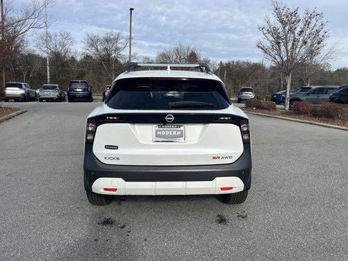 2025 Nissan Kicks SR