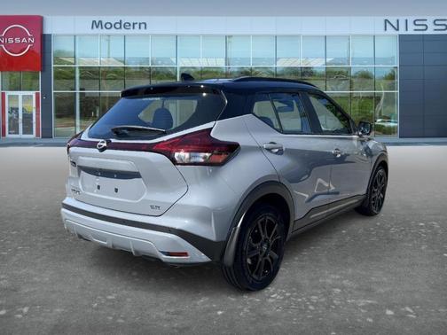2 Tone Gray / Black 2023 Nissan Kicks SR