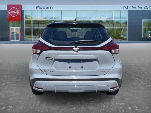 2 Tone Gray / Black 2023 Nissan Kicks SR