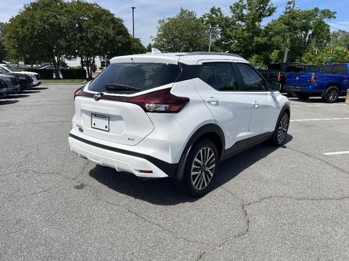 Aspen White 2023 Nissan Kicks SV
