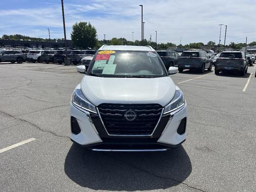 Aspen White 2023 Nissan Kicks SV