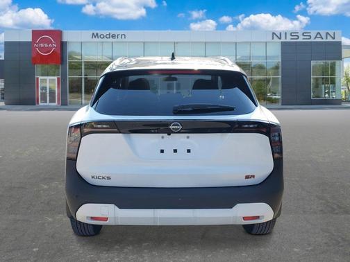 2t Wht Blk Roof 2026 Nissan Kicks SR