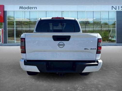 2024 Nissan Frontier SL