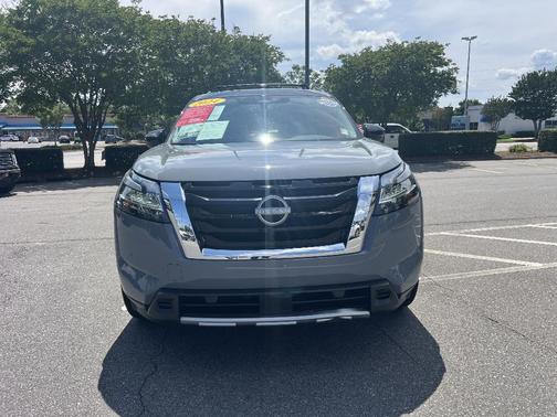 2024 Nissan Pathfinder SL