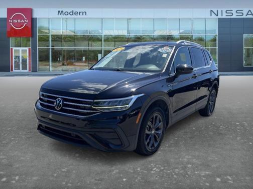 Deep Black Pearl Effect 2023 Volkswagen Tiguan 2.0T SE