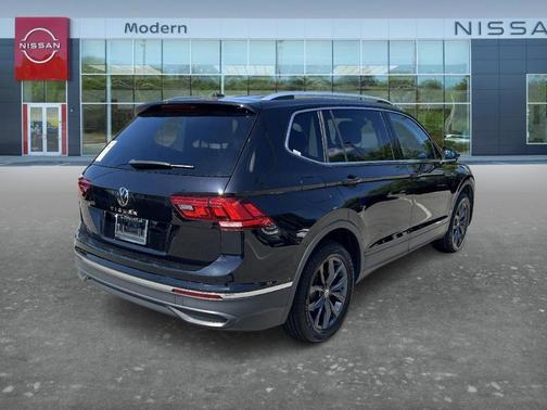 Deep Black Pearl Effect 2023 Volkswagen Tiguan 2.0T SE