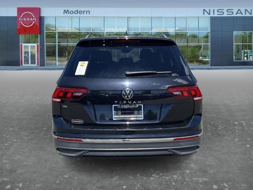 Deep Black Pearl Effect 2023 Volkswagen Tiguan 2.0T SE