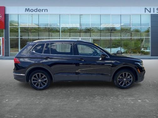 Deep Black Pearl Effect 2023 Volkswagen Tiguan 2.0T SE