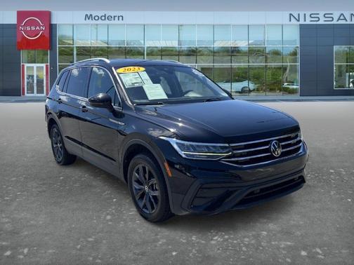 Deep Black Pearl Effect 2023 Volkswagen Tiguan 2.0T SE