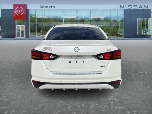 White 2022 Nissan Altima 2.5 SV