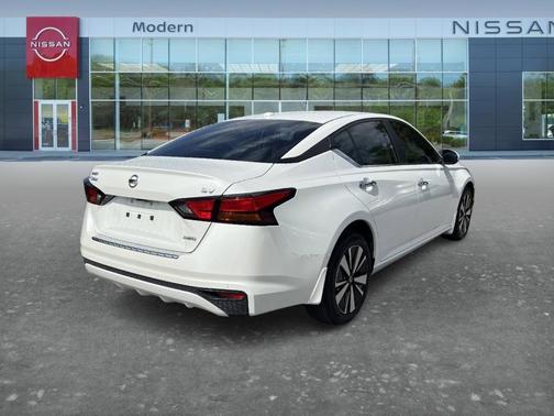 White 2022 Nissan Altima 2.5 SV
