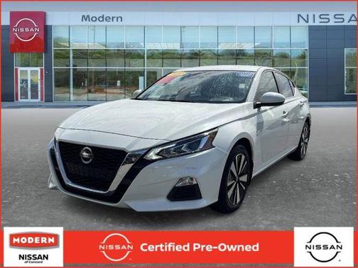 White 2022 Nissan Altima 2.5 SV