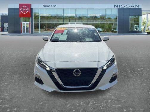 White 2022 Nissan Altima 2.5 SV