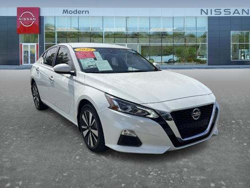 White 2022 Nissan Altima 2.5 SV