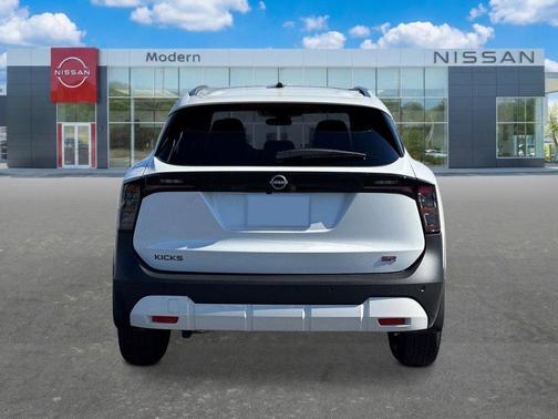 Aspen White Tri 2026 Nissan Kicks SR